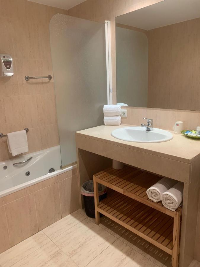 Hostal Torras Sant Hilari Sacalm Bagian luar foto